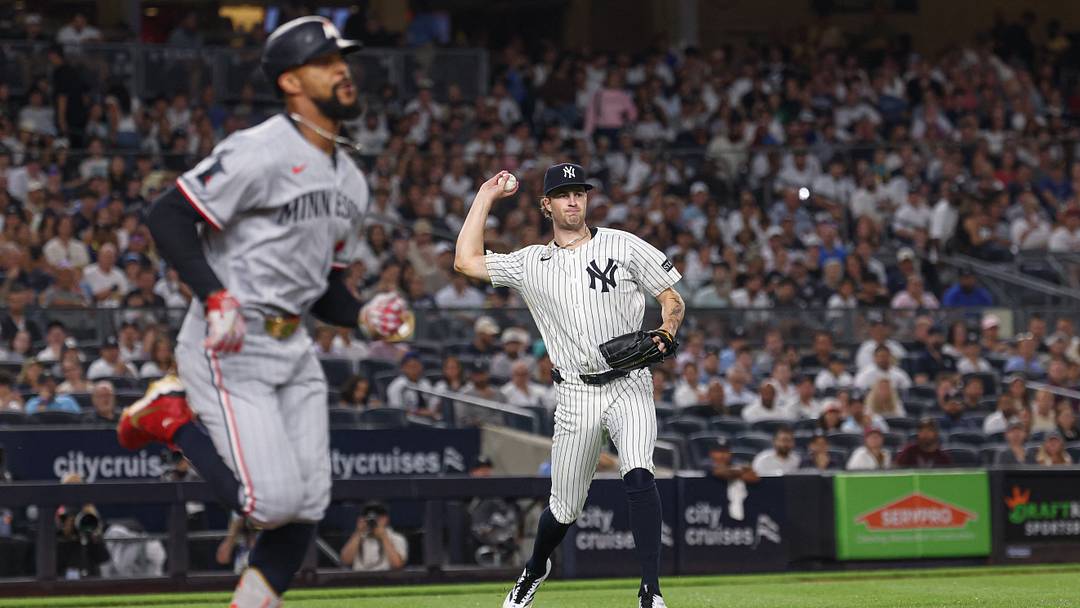 Aug 13, 2025; Bronx, New York, USA; New York Yankees starting pitcher Cam Schlittler (31) throws the ball to first base forcing out Minnesota Twins center fielder Byron Buxton (25) during the first inning against the Minnesota Twins at Yankee Stadium. Mandatory Credit: Vincent Carchietta-Imagn Images Aug 13, 2025; Bronx, New York, USA; New York Yankees starting pitcher Cam Schlittler (31) throws the ball to first base forcing out Minnesota Twins center fielder Byron Buxton (25) during the first inning against the Minnesota Twins at Yankee Stadium. Mandatory Credit: Vincent Carchietta-Imagn Images