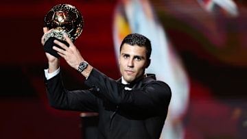 Rodri con su Balón de Oro 2024, que recibió en muletas, por una lesión
