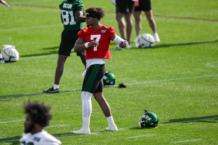 New York Jets quarterback Justin Fields warms up during training camp at Atlantic Health Jets Training Center.
