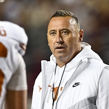 Texas Longhorns head coach Steve Sarkisian speaks with quarterback Arch Manning.