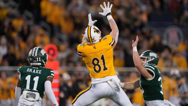 Wyoming Cowboys tight end Treyton Welch (81) makes a catch against the Ohio Bobcats