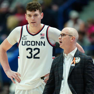 Jan 28, 2024; Hartford, Connecticut, USA; UConn Huskies head coach Dan Hurley talks with center Donovan Clingan (32) from the sideline as they take on the Xavier Musketeers at XL Center. Mandatory Credit: David Butler II-USA TODAY Sports