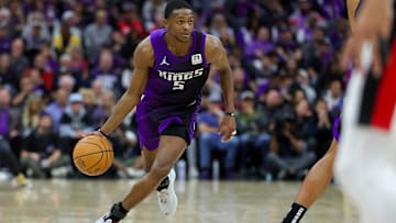 De'Aaron Fox dribbles the ball