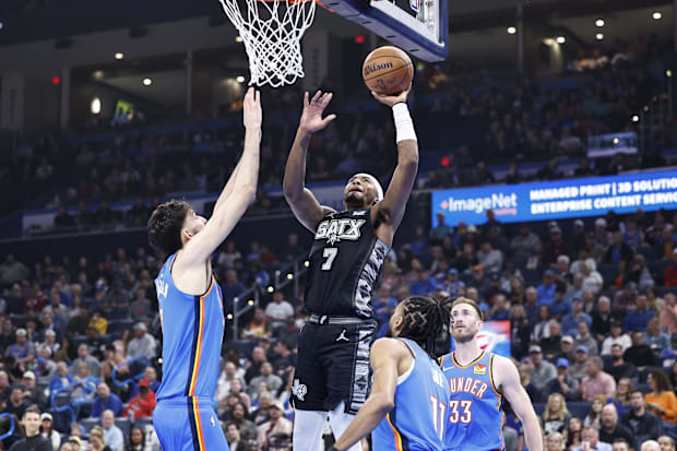 San Antonio Spurs guard David Duke Jr. (7) shoots as Oklahoma City Thunder forward Chet Holmgren (7) defends.