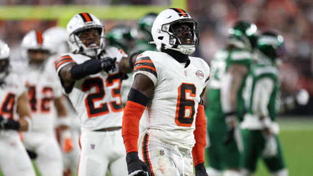 Cleveland Browns linebacker Jeremiah Owusu-Koramoah celebrates after a tackle against the New York Jets 