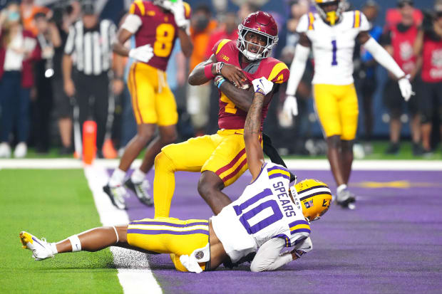 Trojans running back Woody Marks breaks the tackle of Tigers safety Dashawn Spears to score the winning touchdown.