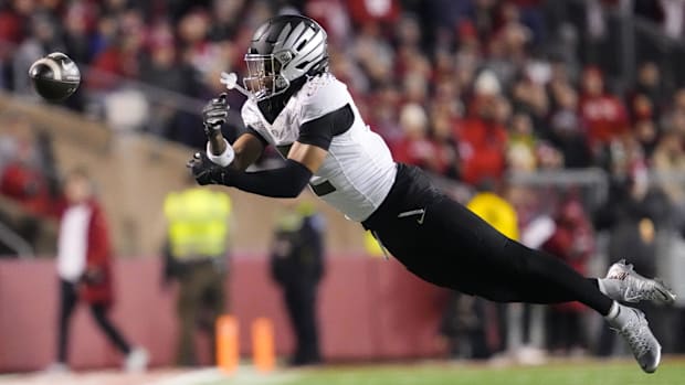 Oregon Ducks wide receiver Gary Bryant Jr. (2) dives trying to catch a a pass during the second quarter against the Wisconsin