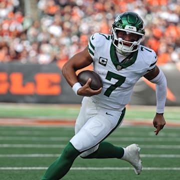 Oct 26, 2025; Cincinnati, Ohio, USA; New York Jets quarterback Justin Fields (7) runs with the ball during the fourth quarter against the Cincinnati Bengals at Paycor Stadium. Mandatory Credit: Joseph Maiorana-Imagn Images