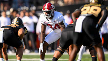Oct 5, 2024; Nashville, Tennessee, USA; Alabama Crimson Tide linebacker Que Robinson (34) sneaks a peek into the backfield against the Vanderbilt Commodores during the first half at FirstBank Stadium. 