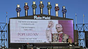 The White Sox honor Pope Leo XIV before a game against the Marlins.