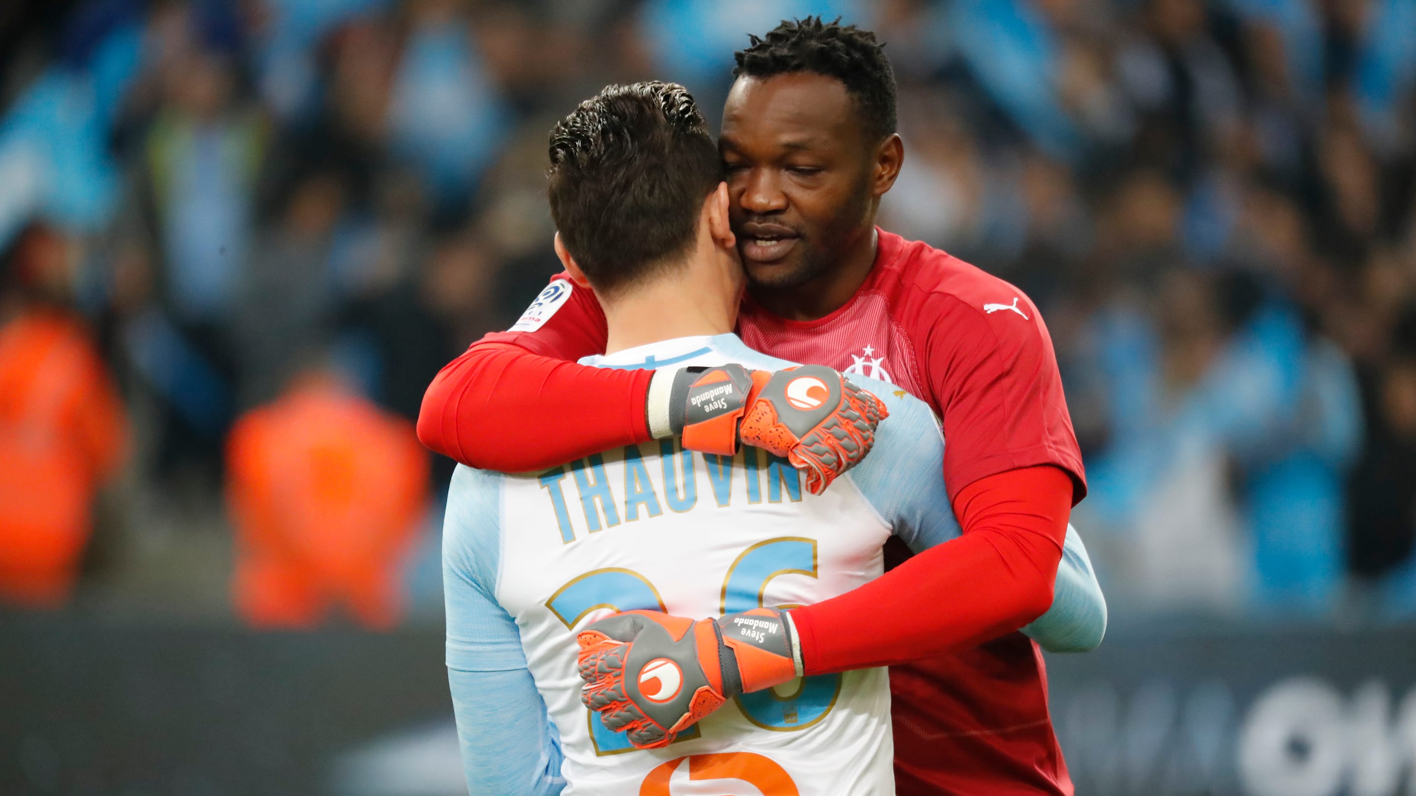 OM : Steve Mandanda rend hommage à Florian Thauvin "son grand ami" qui rayonne à Lens