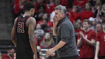 Mar 8, 2025; Louisville, Kentucky, USA;  Stanford Cardinal head coach Kyle Smith talks with guard Jaylen Blakes (21) during the second half against the Louisville Cardinals at KFC Yum! Center. Louisville defeated Stanford 68-48. Mandatory Credit: Jamie Rhodes-Imagn Images