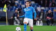Eljif Elmas pasını veriyor.