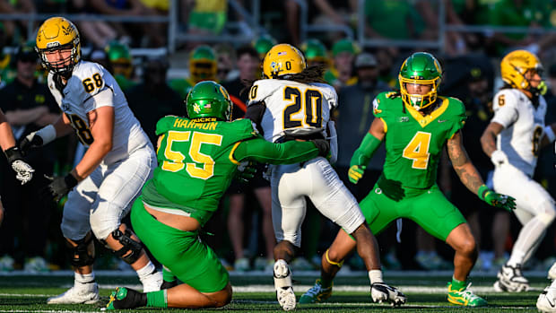  Oregon Ducks defensive lineman Derrick Harmon (55) tackles Idaho Vandals running back 