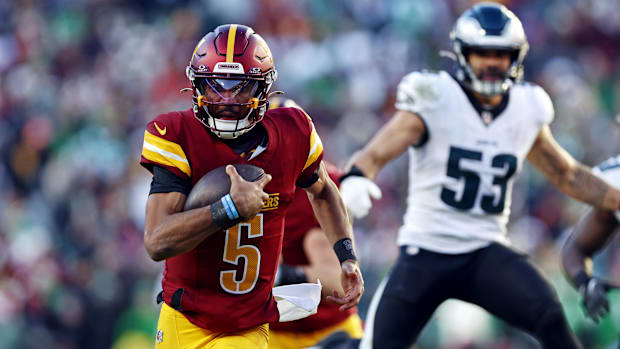 Commanders QB Jayden Daniels runs the ball