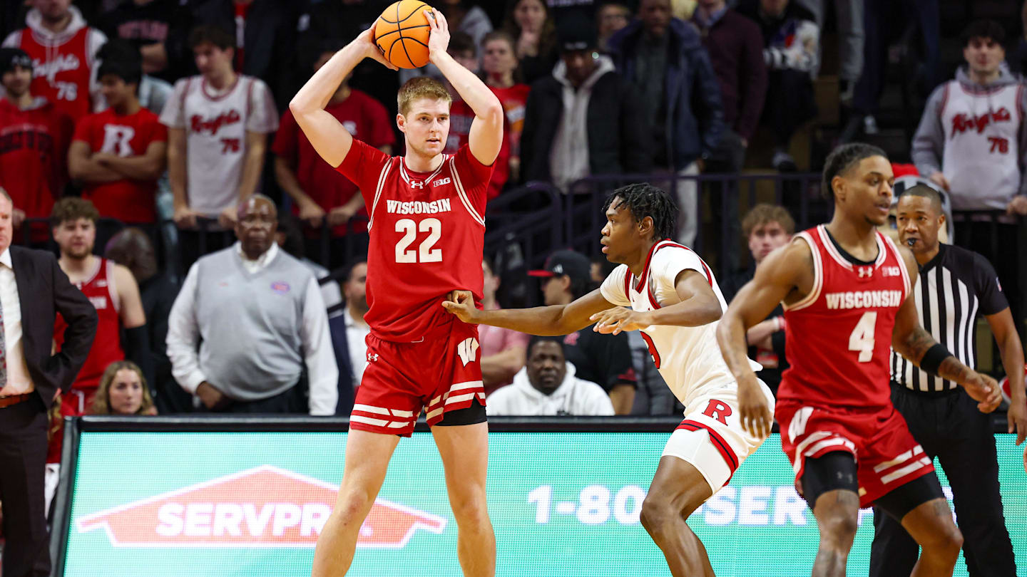 Wisconsin men vault up latest college basketball rankings, cracking Top 20