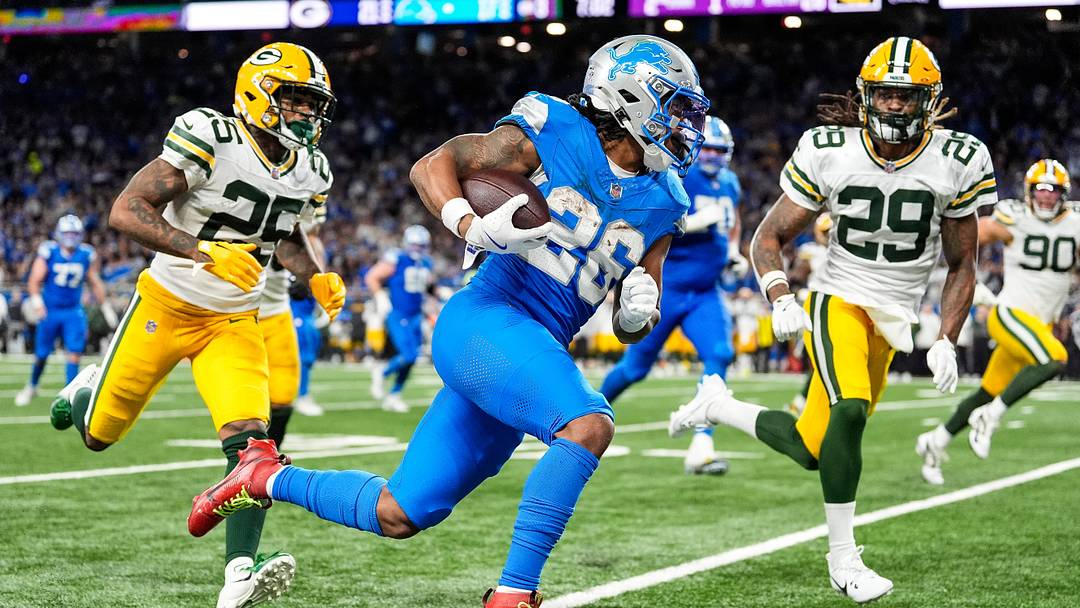 Detroit Lions running back Jahmyr Gibbs runs for a first down against Green Bay Packers safety Xavier McKinney (29) during the second half at Ford Field in Detroit on Thursday, Dec. 5, 2024.