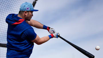 Seiya Suzuki takes batting practice at Cubs spring training in 2025.