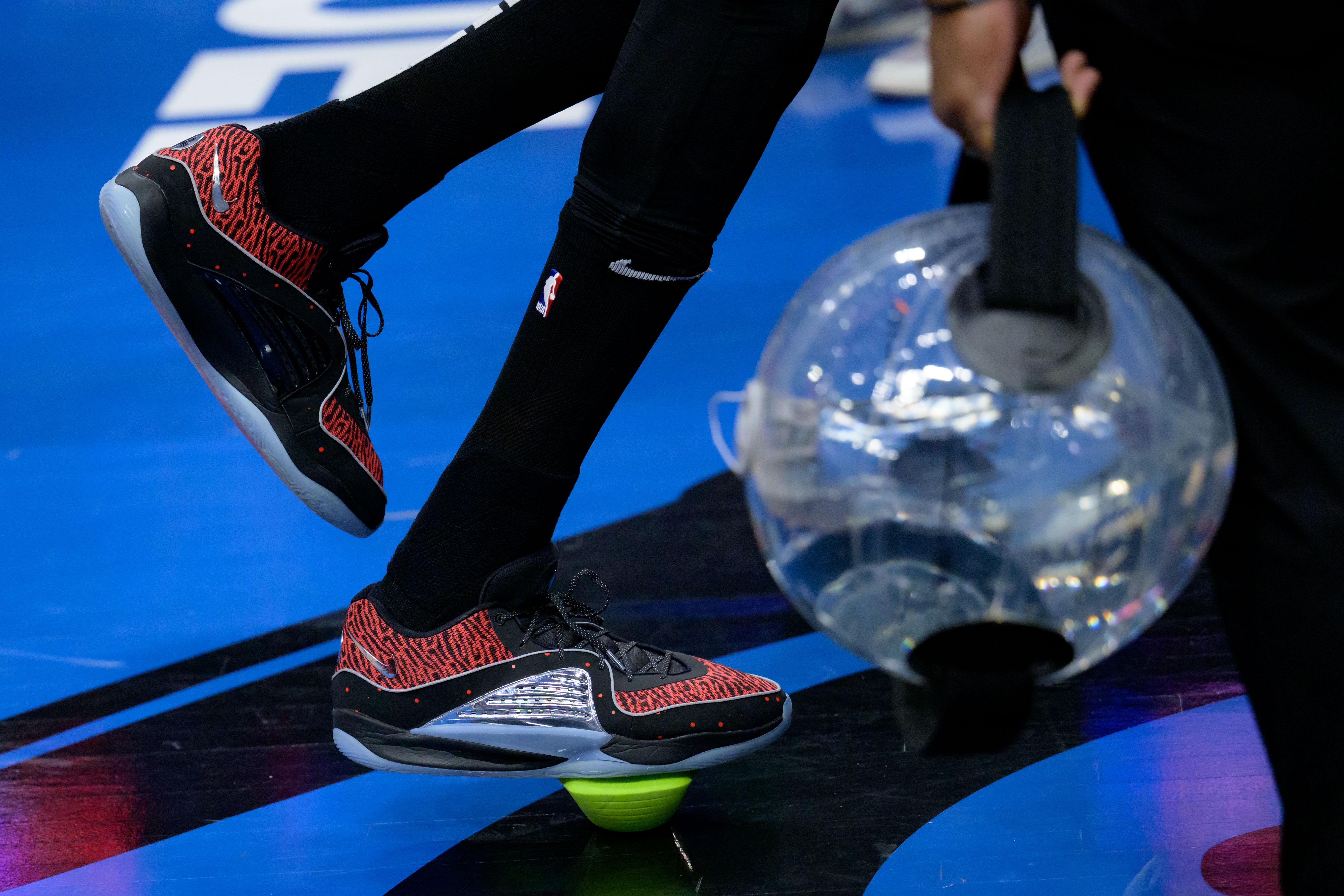 Las zapatillas Nike negras y rojas del delantero de los Phoenix Suns, Kevin Durant.