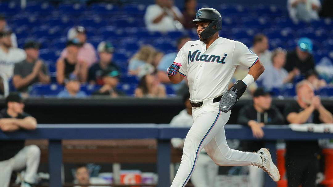 Apr 22, 2026; Miami, Florida, USA; Miami Marlins shortstop Leo Jimenez (19) scores against the St. Louis Cardinals during the fourth inning at loanDepot Park. Mandatory Credit: Sam Navarro-Imagn Images Apr 22, 2026; Miami, Florida, USA; Miami Marlins shortstop Leo Jimenez (19) scores against the St. Louis Cardinals during the fourth inning at loanDepot Park. Mandatory Credit: Sam Navarro-Imagn Images