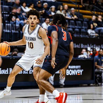 Justin Pippen surveys the Fullerton defense