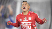 Cristian Barrios del América de Cali celebra una anotación.