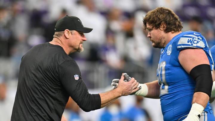 Detroit Lions head coach Dan Campbell shakes hands with guard Graham Glasgow (60) 