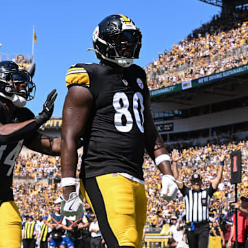 Sep 14, 2025; Pittsburgh, Pennsylvania, USA; Pittsburgh Steelers tight end Darnell Washington (80) celebrates a two point conversion with Kenneth Gainwell (14) against the Seattle Seahawks during the second quarter at Acrisure Stadium. Mandatory Credit: Barry Reeger-Imagn Images