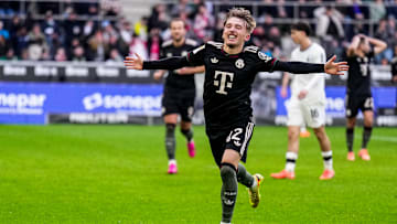 Lennart Karl jubelt über sein Tor in Mönchengladbach