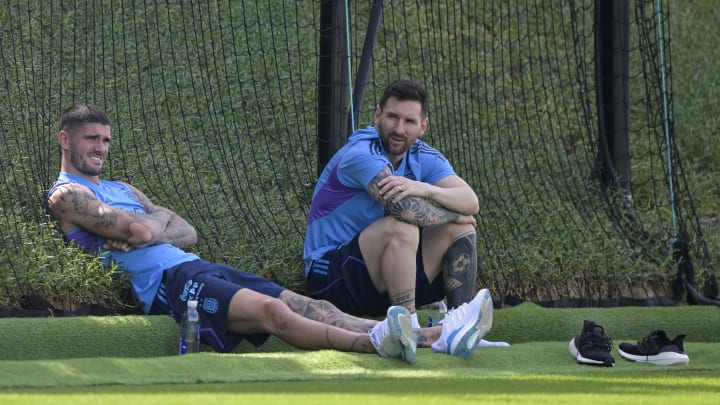 Messi y De Paul serán titulares por Argentina