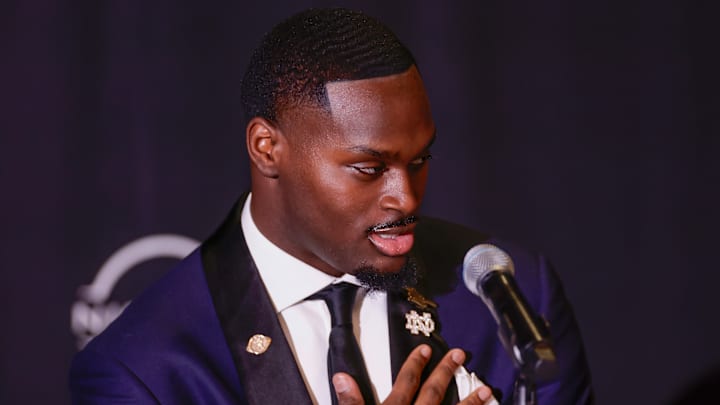 En una temporada definida por detalles mínimos y exigencia constante, Jeremiyah Love se convirtió en el eje del ataque de Notre Dame, aun cuando el desenlace dejó al programa fuera del playoff.