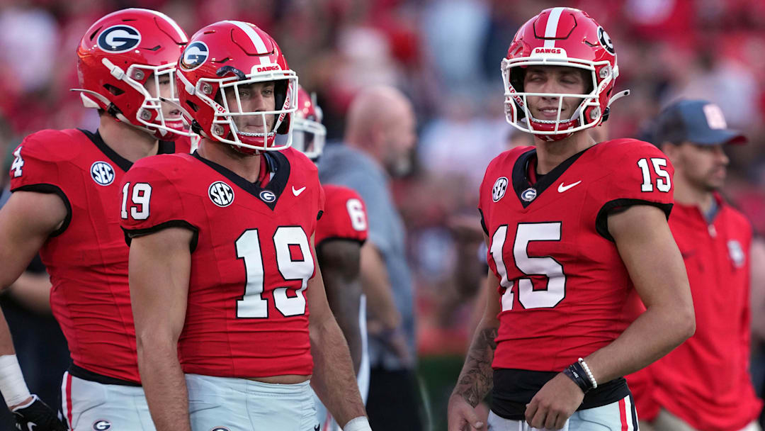 Georgia Bulldogs tight end Brock Bowers (19) and quarterback Carson Beck (15)