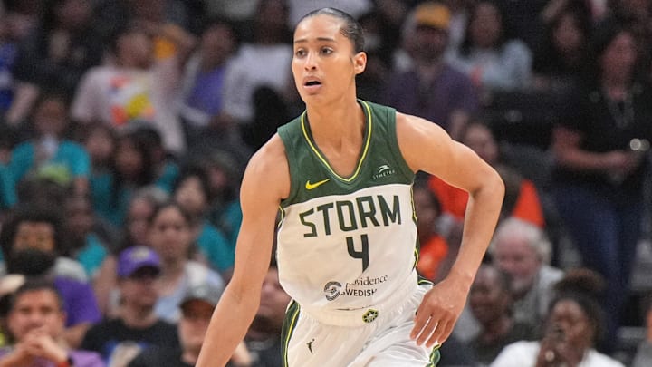 Seattle Storm guard Skylar Diggins-Smith (4) dribbles the ball in the second half against the LA Sparks.