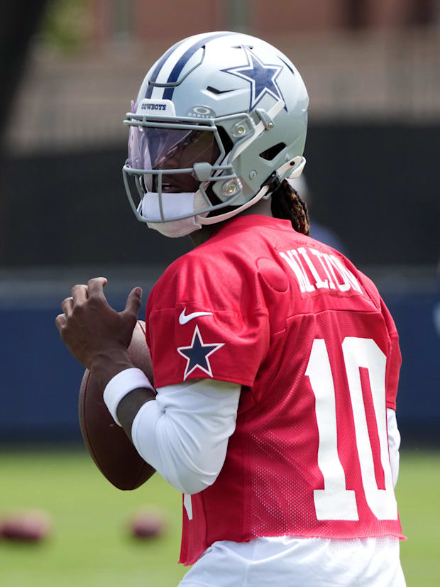 El mariscal de campo de los Dallas Cowboys, Joe Milton III, lanza el balón durante el campamento de entrenamiento.