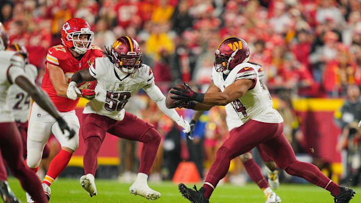 Bobby Wagner intercepted a pass that bounced off Travis Kelce’s facemask. Bobby Wagner intercepted a pass that bounced off Travis Kelce’s facemask.
