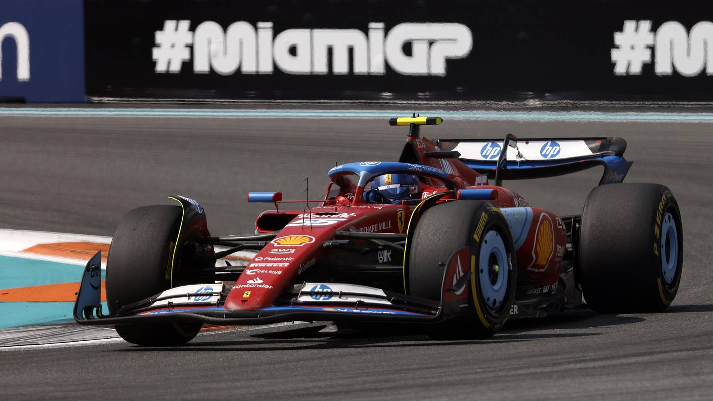 Mercedes Drops Out of Carlos Sainz Sweepstakes, per Report - Vimarsana News
