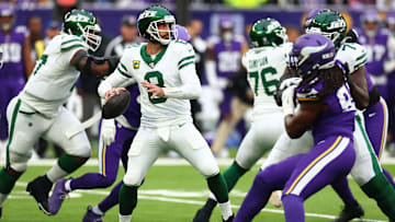 Oct 6, 2024; Tottenham, ENG; Minnesota New York Jets Quarterback Aaron Rodgers (8) hands the ball over to in the 1st Quarter against Minnesota Vikings at Tottenham Hotspur Stadium. Mandatory Credit: Shaun Brooks-Imagn Images