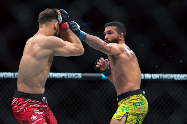 Yair Rodriguez (red gloves) fights against Patricio Pitbull (blue gloves) during UFC 314 at Kaseya Center. 