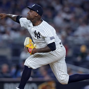 Aug 2, 2024; Bronx, New York, USA; New York Yankees relief pitcher Enyel de los Santos (62) pitches against the Toronto Blue Jays during the seventh inning at Yankee Stadium. Mandatory Credit: Brad Penner-Imagn Images
