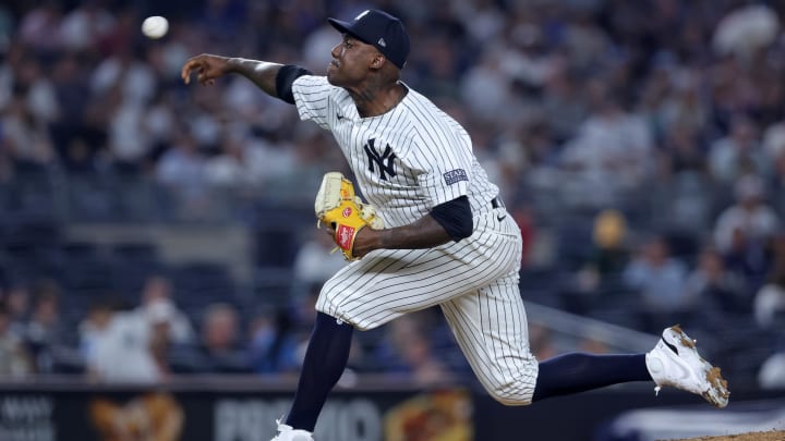 Aug 2, 2024; Bronx, New York, USA; New York Yankees relief pitcher Enyel de los Santos (62) pitches against the Toronto Blue Jays during the seventh inning at Yankee Stadium