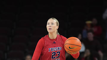  A 6-2 forward from Perth, Australia, Mia Jacobs led the Fresno State Bulldogs with 18.3 points and 10 rebounds a game. Friday she committed to the Ducks.