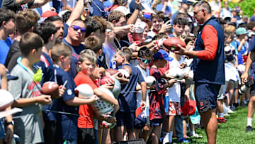 Jul 28, 2025; Foxborough, MA, USA; Fans line up for an autograph from New England Patriots head coach Mike Vrabel after training camp at Gillette Stadium. Mandatory Credit: Eric Canha-Imagn Images
