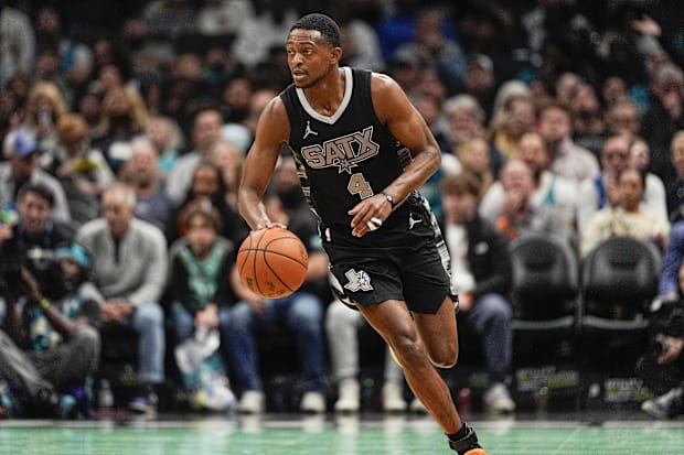 San Antonio Spurs guard De'Aaron Fox (4) brings the ball up court against the Charlotte Hornets during the second half at Spe