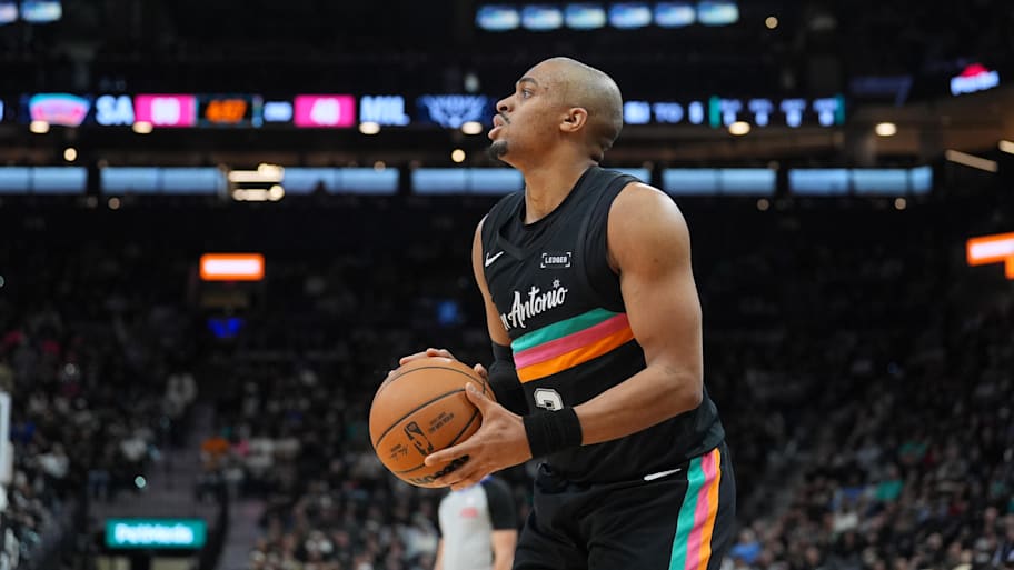 Spurs forward/guard Keldon Johnson sets up to shoot.