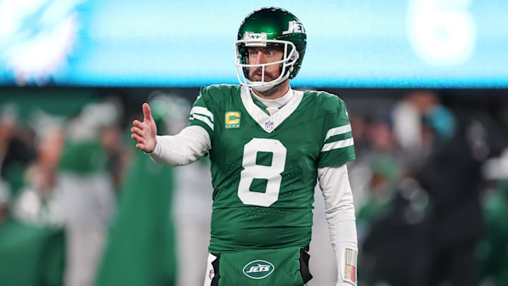 Jan 5, 2025; East Rutherford, New Jersey, USA; New York Jets quarterback Aaron Rodgers (8) gestures towards the Miami Dolphins bench during the second half at MetLife Stadium. Mandatory Credit: Vincent Carchietta-Imagn Images Jan 5, 2025; East Rutherford, New Jersey, USA; New York Jets quarterback Aaron Rodgers (8) gestures towards the Miami Dolphins bench during the second half at MetLife Stadium. Mandatory Credit: Vincent Carchietta-Imagn Images