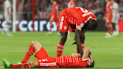 Dayot Upamecano kümmert sich um den angeschlagenen Benjamin Pavard. Beide Verteidiger stehen am Wochenende wieder zur Verfügung.