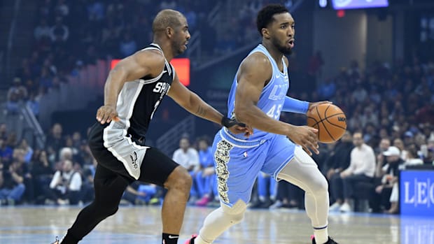 The goalkeeper of San Antonio Spurs, Chris Paul (3), defends the Cleveland goalkeeper Donovan Mitchell (45) in the first quarter