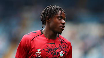 Chelsea mengajukan tawaran kepada Southampton untuk Romeo Lavia, gelandang yang juga diincar Liverpool.