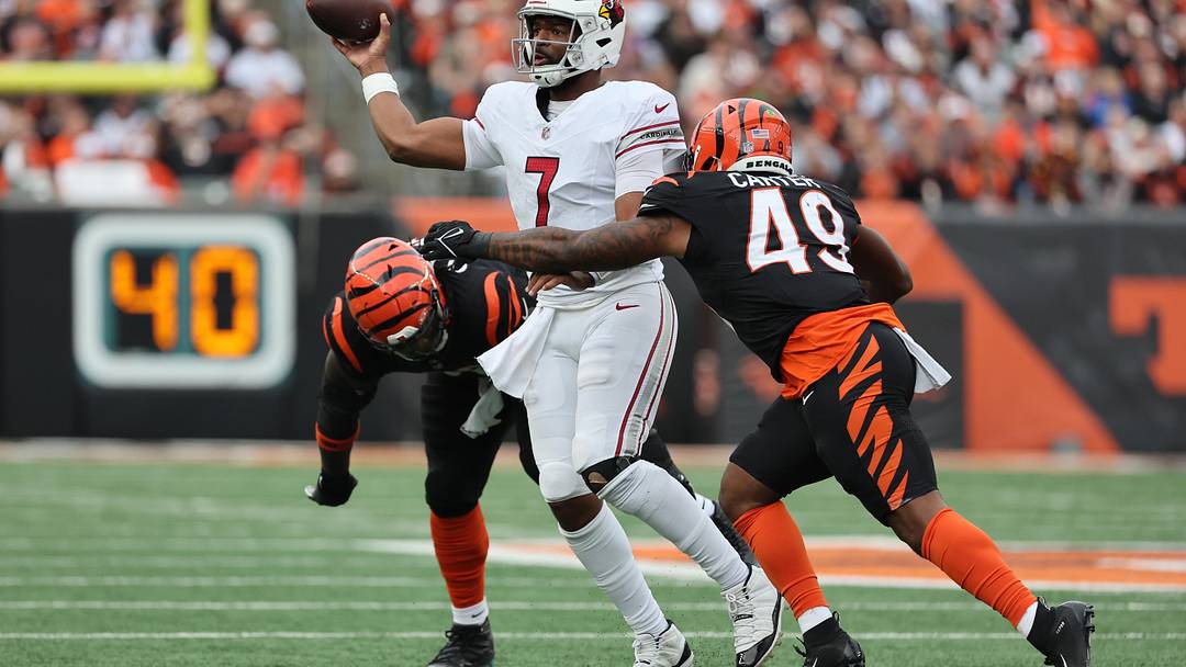 Dec 28, 2025; Cincinnati, Ohio, USA; Arizona Cardinals quarterback Jacoby Brissett (7) throws against Cincinnati Bengals linebacker Barrett Carter (49) during the second half at Paycor Stadium. Mandatory Credit: Joseph Maiorana-Imagn Images Dec 28, 2025; Cincinnati, Ohio, USA; Arizona Cardinals quarterback Jacoby Brissett (7) throws against Cincinnati Bengals linebacker Barrett Carter (49) during the second half at Paycor Stadium. Mandatory Credit: Joseph Maiorana-Imagn Images