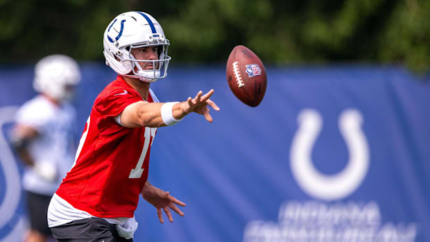  Indianapolis Colts quarterback Daniel Jones (17) pitches a ball during training camp at the Farm Bureau Football complex. 